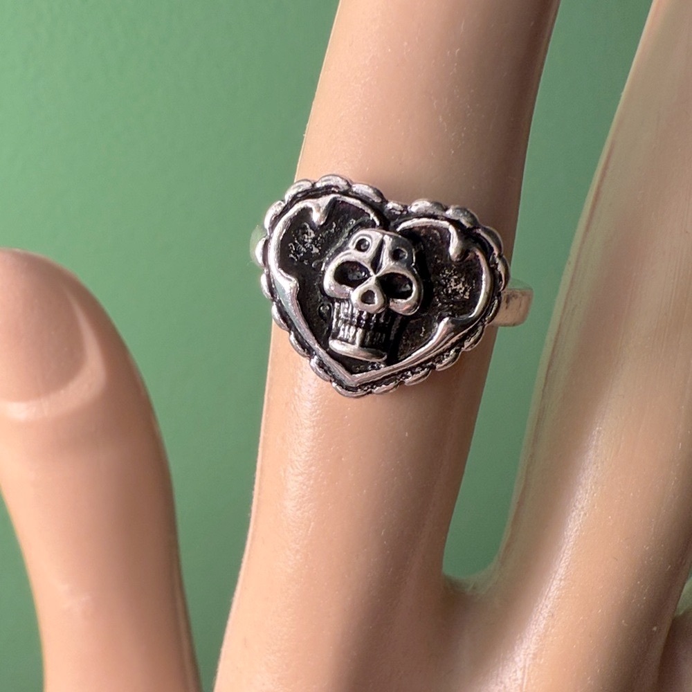 SALE💗Silver Plated Skull Heart Ring